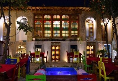 اقامتگاه بومگردی عمارت هفت رنگ — ۱